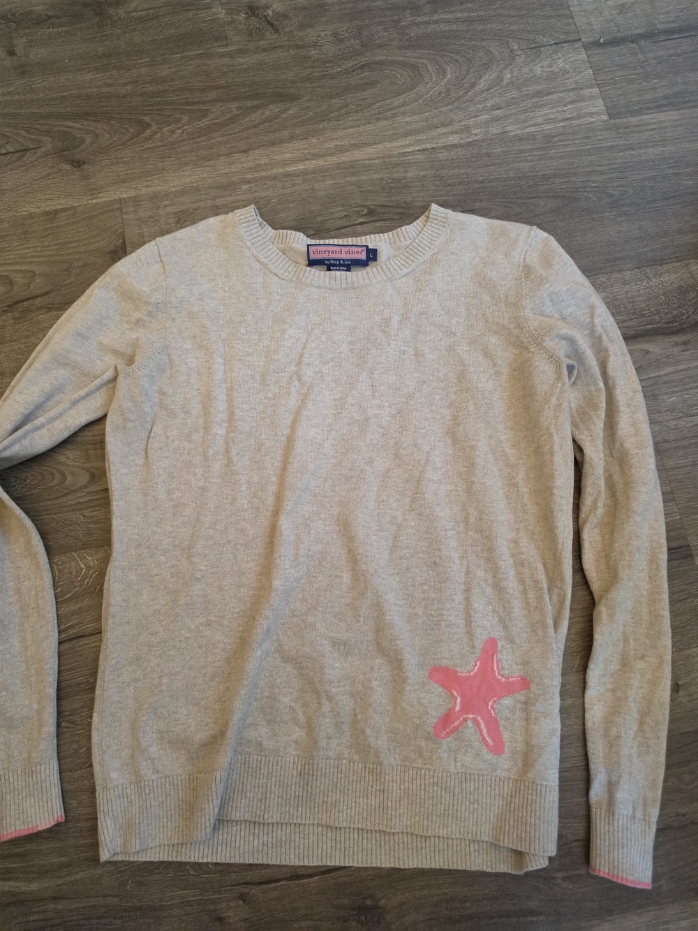 Vineyard Vines Men’s Light Gray Crewneck Sweater with Pink Starfish Detail